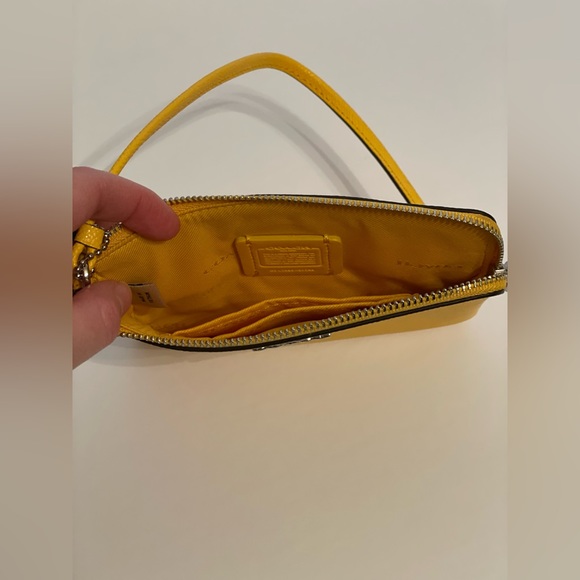Coach Bag | Women's Yellow Wristlet - Corner Zip Pebbled Leather offers welcome - Picture 3 of 7